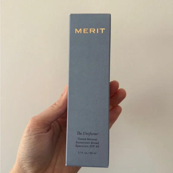 Merit uniform tinted mineral sunscreen - Picture 5 of 7